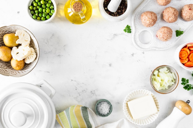 Stół z prostymi składnikami